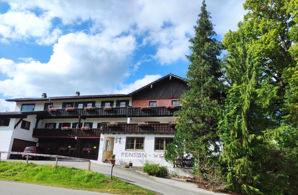 ein Gebäude mit Balkonen an der Straßenseite in der Unterkunft Landhaus Weißer Hirsch in Füssen