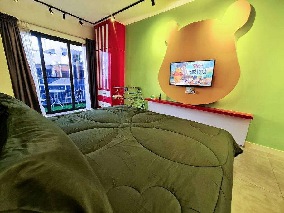 - une chambre dotée d'un grand lit avec une pomme géante sur le mur dans l'établissement WinnieThePooh#BathtubPoolSeaview, à Malacca