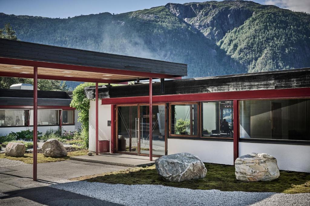 un edificio con dos rocas grandes delante de él en Energihotellet, en Nesflaten