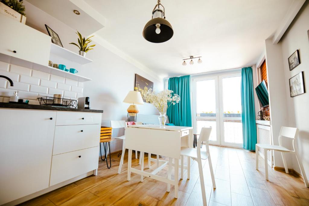 Kuchyňa alebo kuchynka v ubytovaní Bright 14th Floor Central Home with Balcony & Views