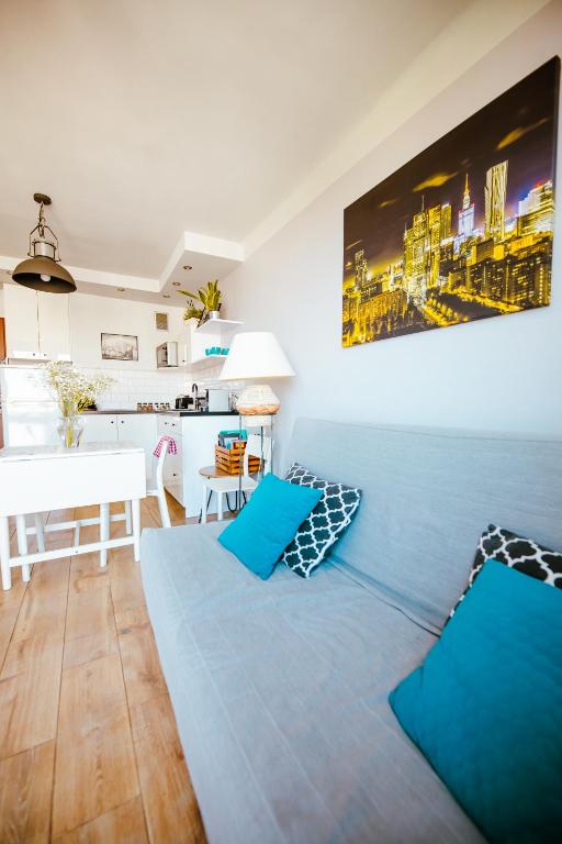 Posedenie v ubytovaní Bright 14th Floor Central Home with Balcony & Views