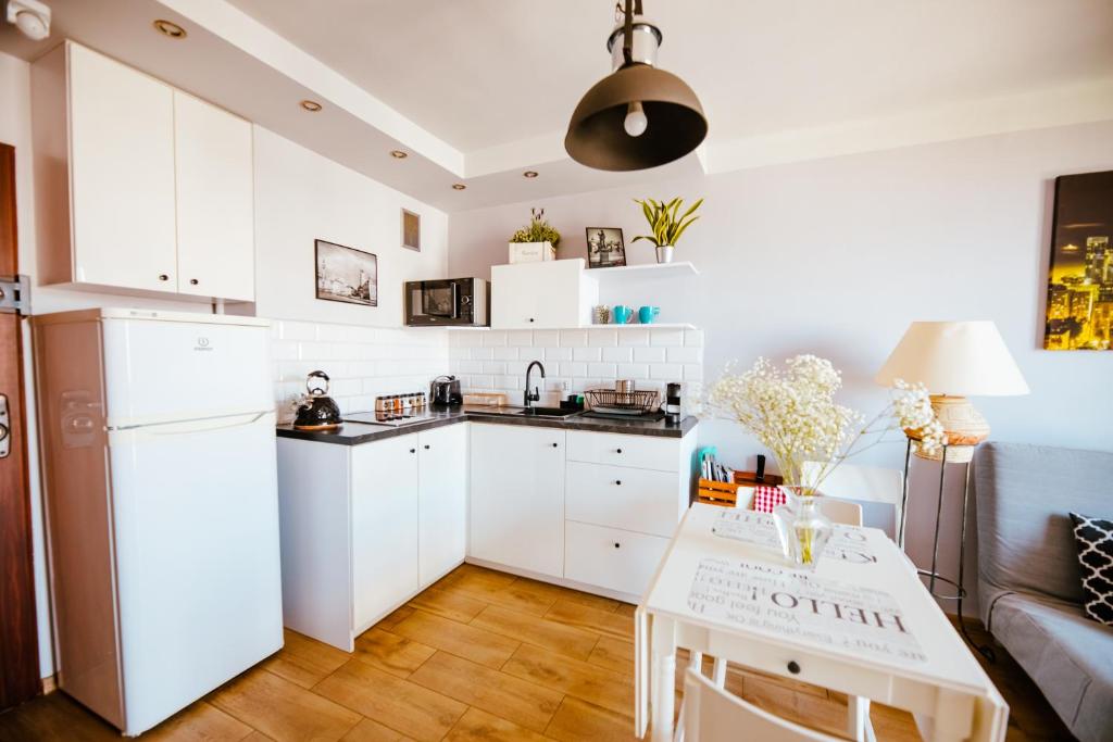 Kuchyňa alebo kuchynka v ubytovaní Bright 14th Floor Central Home with Balcony & Views