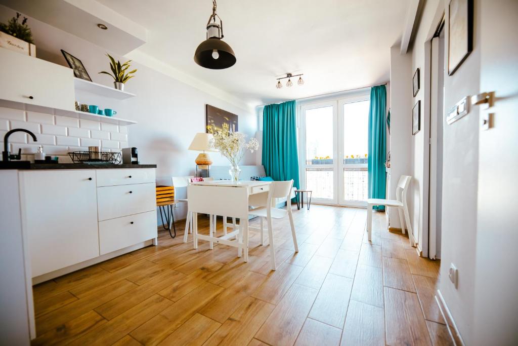 Kuchyňa alebo kuchynka v ubytovaní Bright 14th Floor Central Home with Balcony & Views