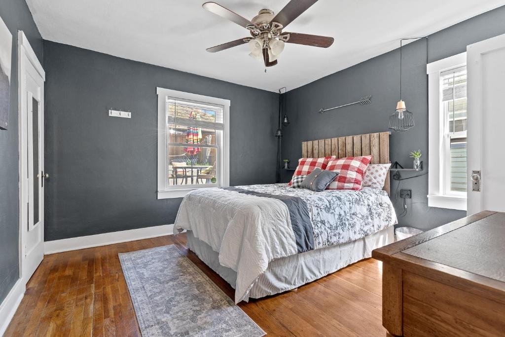 een slaapkamer met een bed en een plafondventilator bij Modern meets cozy - minutes from downtown. in Rapid City