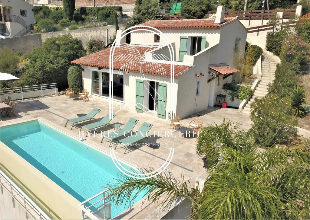una imagen de una villa con piscina en Villa Mont des Oiseaux-Piscine Chauffée Clim Vue Mer Wifi 4 chambres By HC, en Hyères