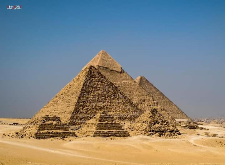 an image of the pyramids of giza in the desert at 19 Abu Al-Hol Tourist Street, Al-Haram, Nazlet Al-Samman in Cairo