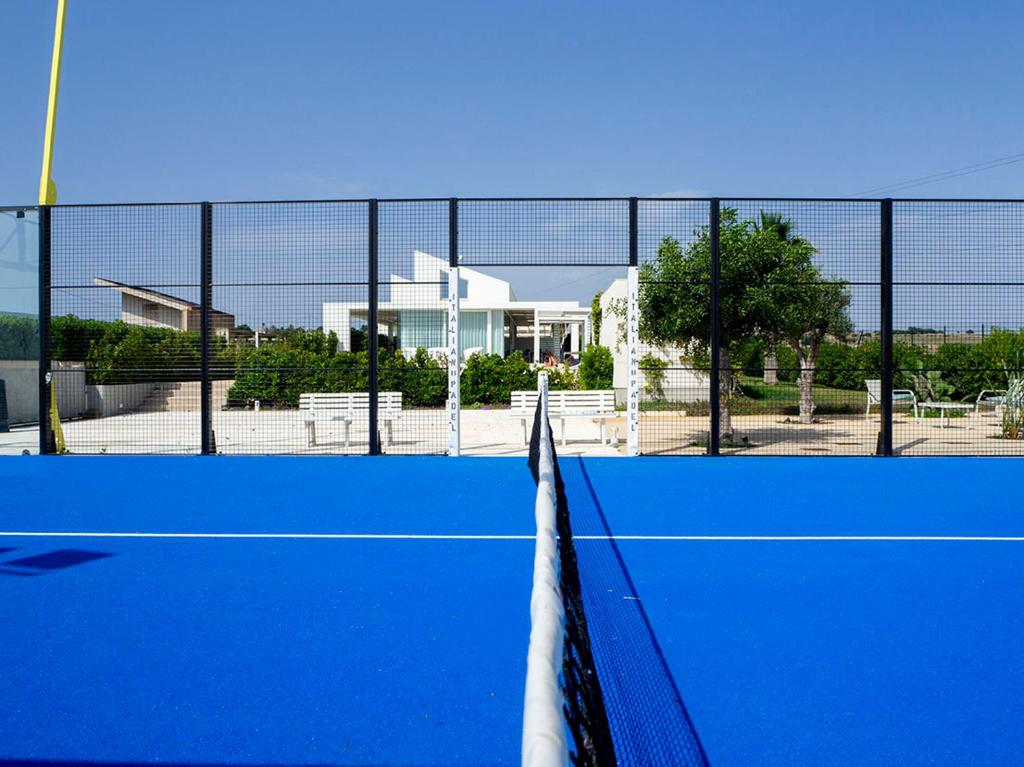 Tenis alebo squash v ubytovaní Villa Arillà con piscina e padel alebo jeho okolí