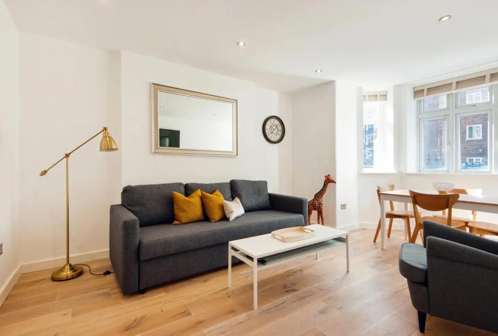 A seating area at Cozy 1 bedroom apartment in Notting Hill