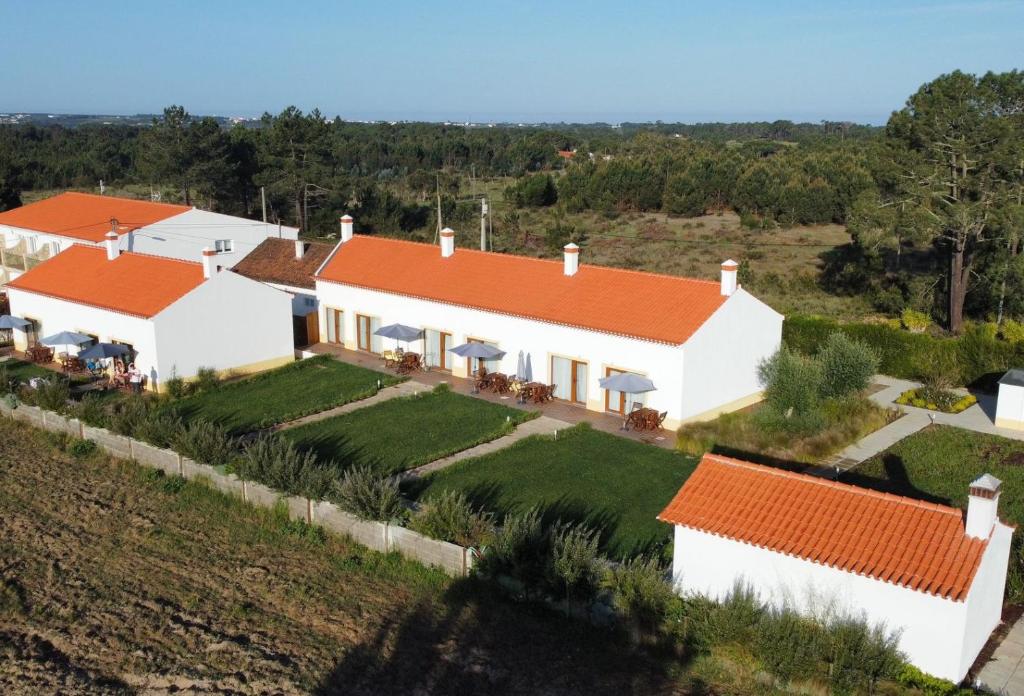uma vista aérea de uma casa com telhados laranja em Vila Lira em Aljezur