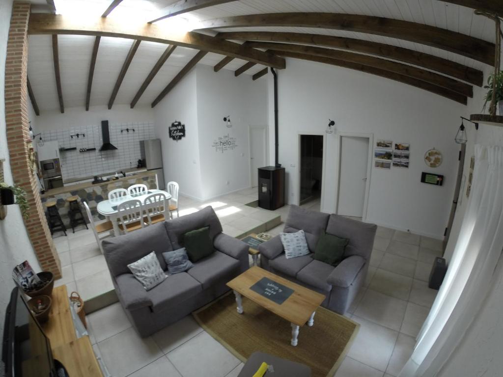 sala de estar con sofá y mesa en Casa Huidobro Valle, 