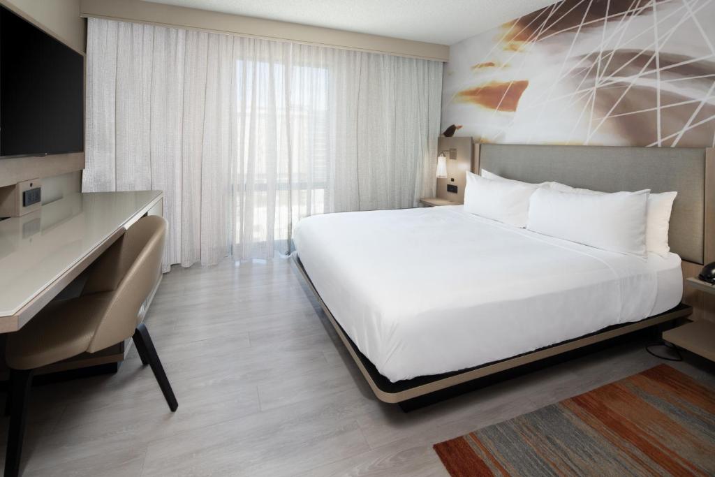 Postel nebo postele na pokoji v ubytování Tucson Marriott University Park