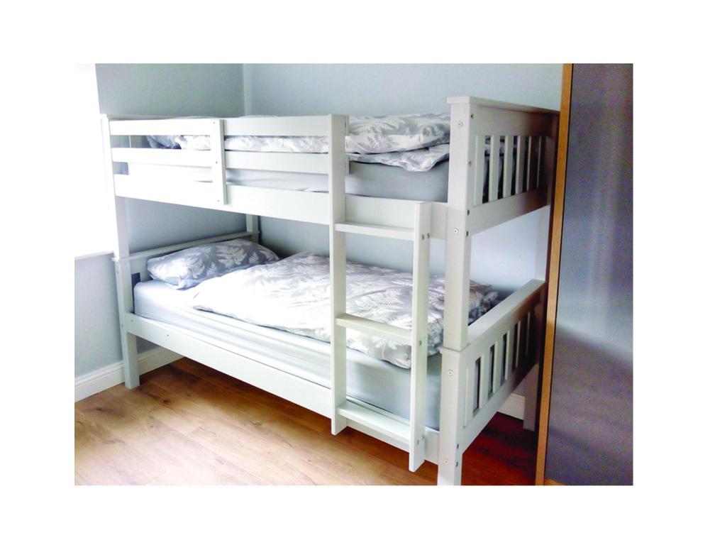 ArdessにあるNumber 25 Self Catering Apartmentsの白い二段ベッドが備わる客室です。