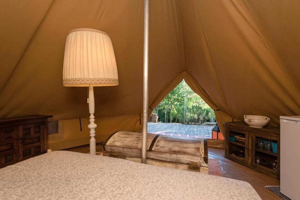 Postel nebo postele na pokoji v ubytování Agriturismo e Glamping Serraiola Alta