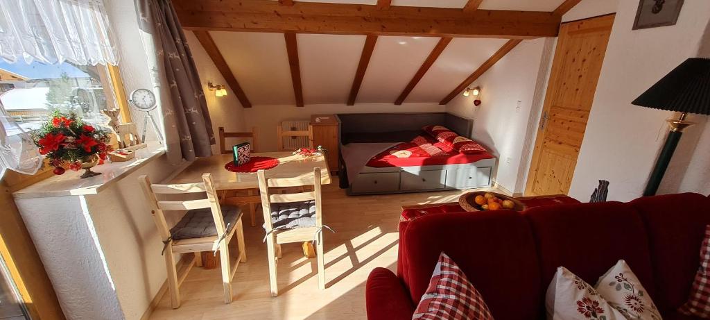 salon z kanapą i stołem w obiekcie Haus Bergblick w mieście Mittenwald