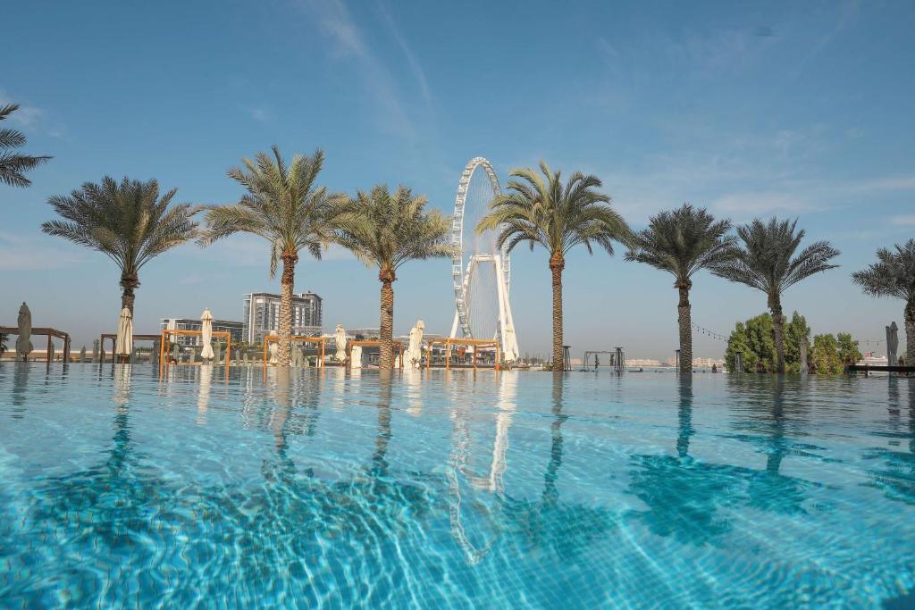 Bazén v ubytování DoubleTree by Hilton Dubai Jumeirah Beach nebo v jeho okolí