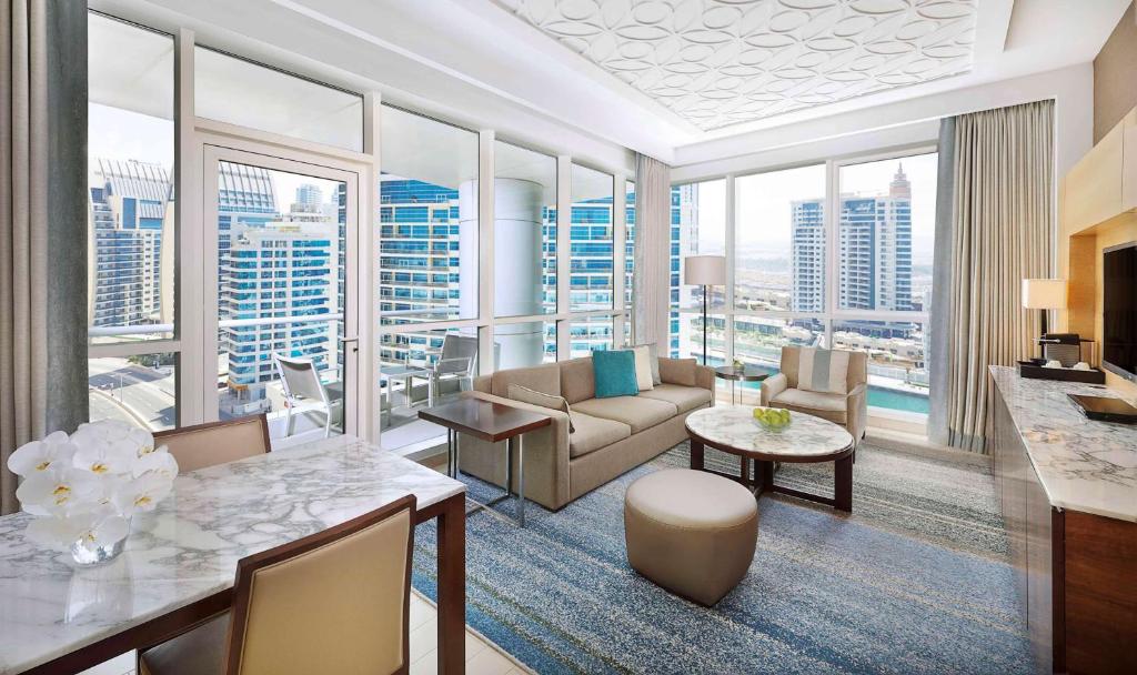 TV a/nebo společenská místnost v ubytování DoubleTree by Hilton Dubai Jumeirah Beach