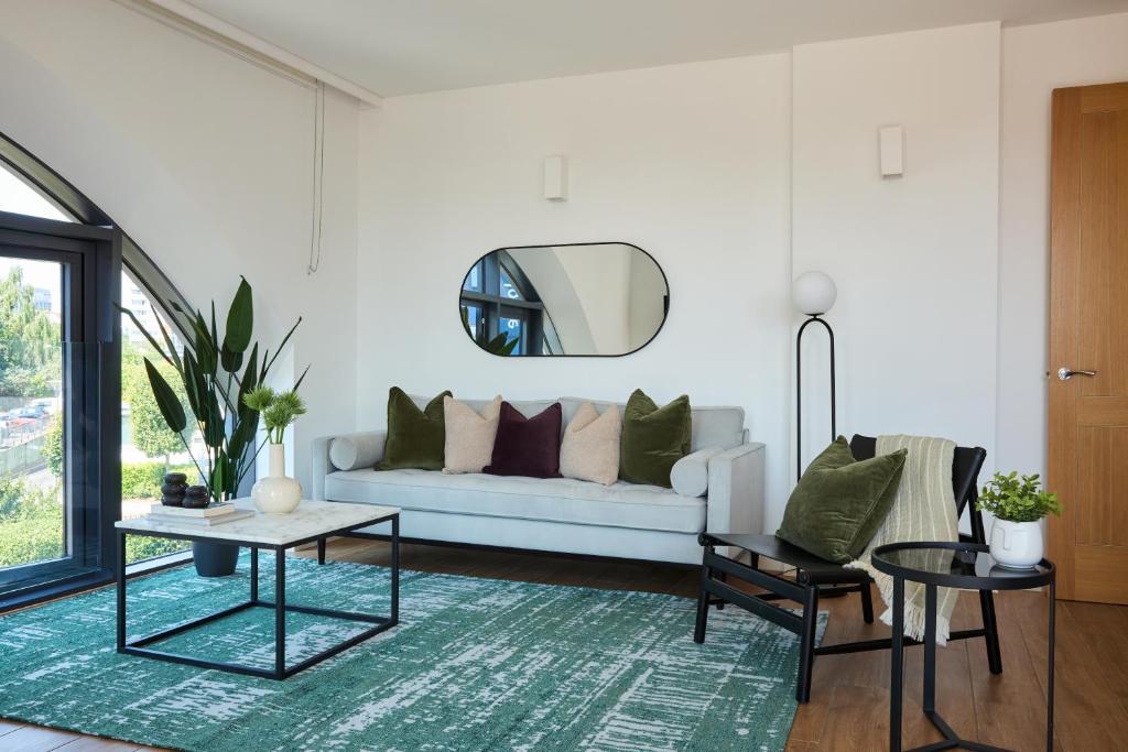Hotel Kew Bridge by Viridian Apartments, a living room with a white couch and a mirror at Kew Bridge by Viridian Apartments in Kew Bridge