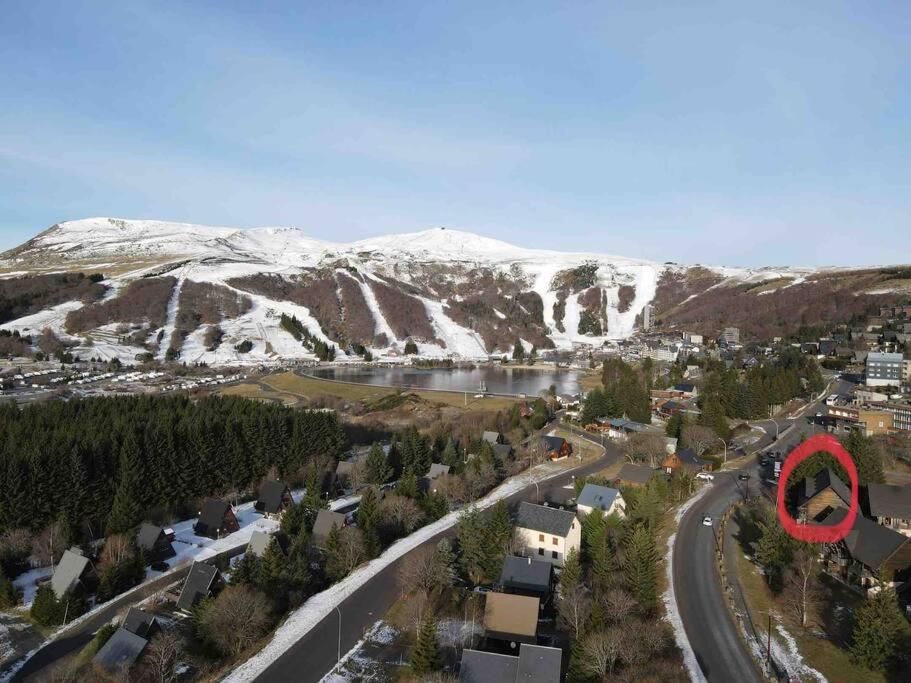 an aerial view of a town with a snow covered mountain at Charmant logement dans résidence in Super Besse