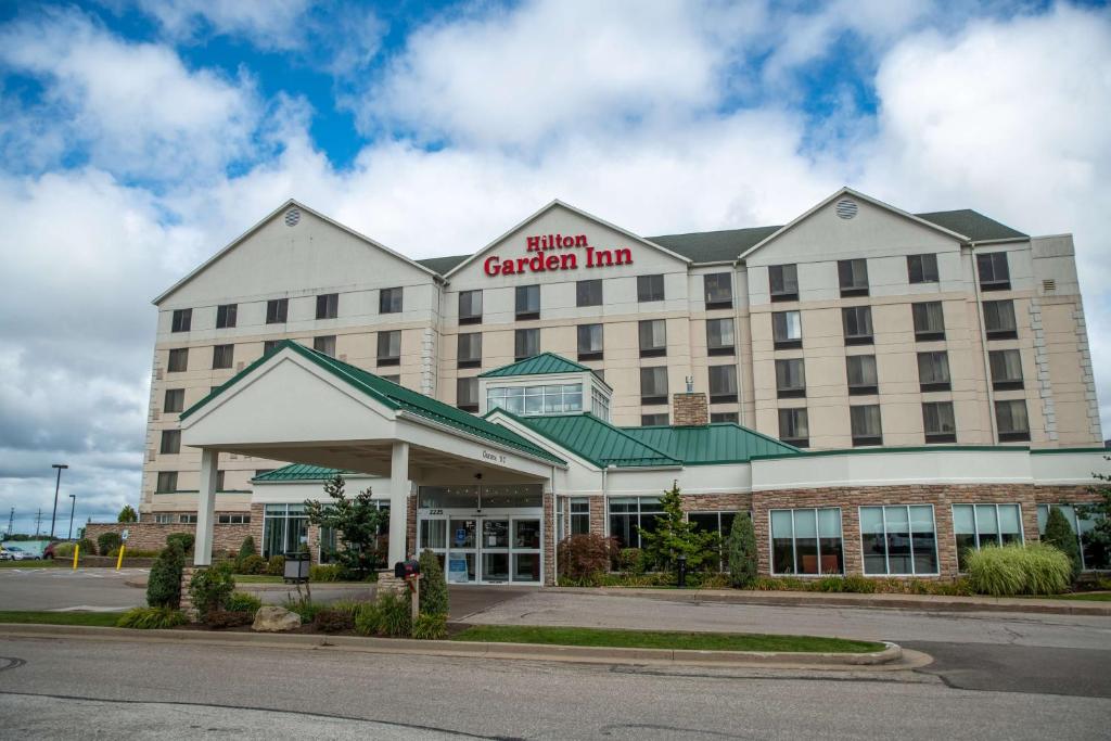 ein Hotel an der Ecke einer Straße in der Unterkunft Hilton Garden Inn Erie in Erie