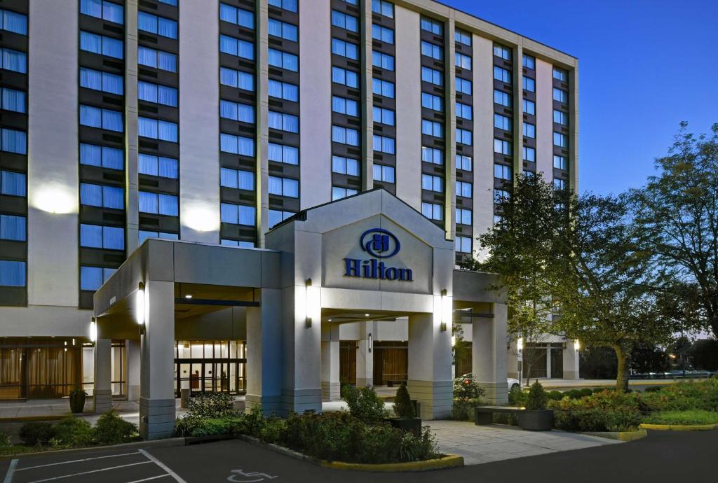 eine Darstellung der Fassade eines Hotels in der Unterkunft Hilton Hasbrouck Heights-Meadowlands in Hasbrouck Heights