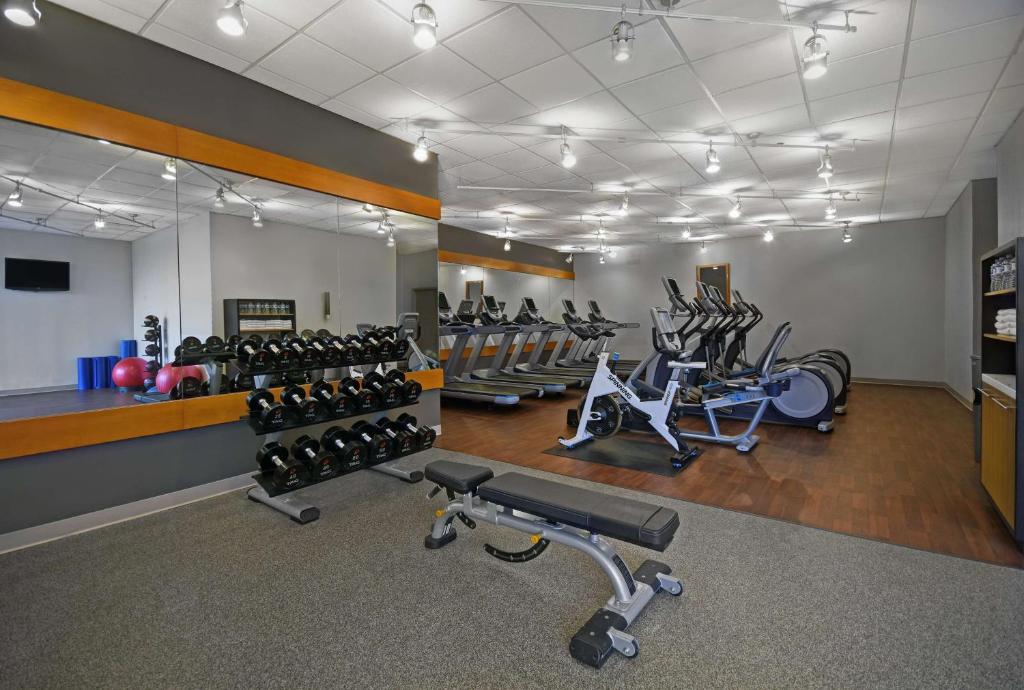Fitness centrum a/nebo fitness zařízení v ubytování Hilton Hasbrouck Heights-Meadowlands