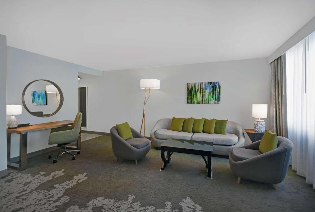 Posezení v ubytování Hilton Hasbrouck Heights-Meadowlands