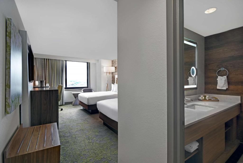 Postel nebo postele na pokoji v ubytování Hilton Hasbrouck Heights-Meadowlands