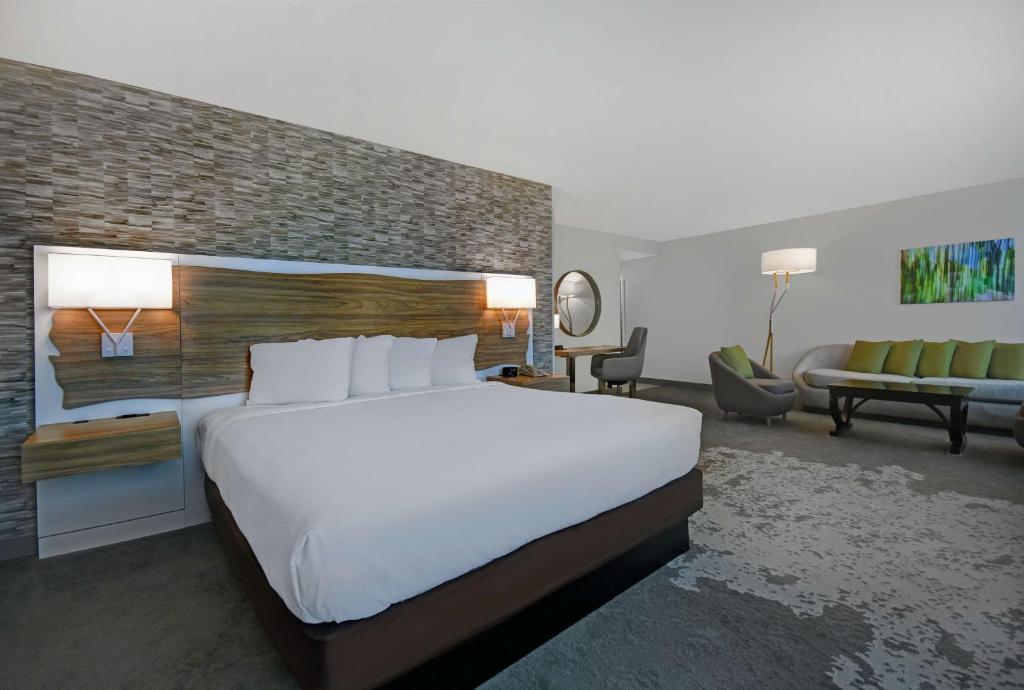 Postel nebo postele na pokoji v ubytování Hilton Hasbrouck Heights-Meadowlands