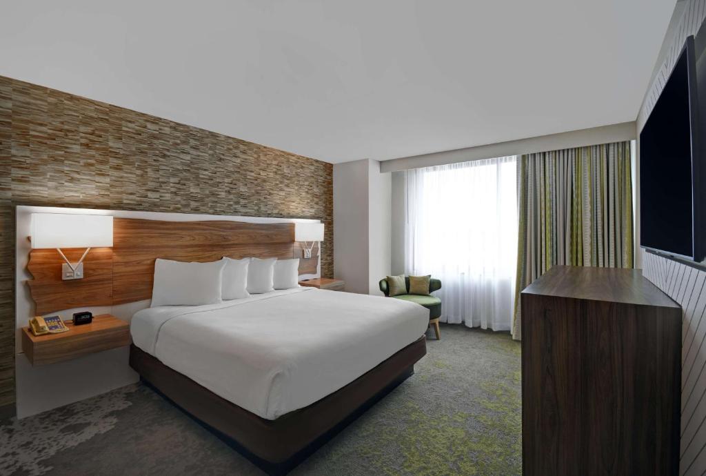Postel nebo postele na pokoji v ubytování Hilton Hasbrouck Heights-Meadowlands