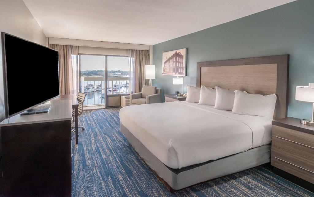 DoubleTree by Hilton New Bern - Riverfront - Suite King De Una Habitación Con Vista Al Río