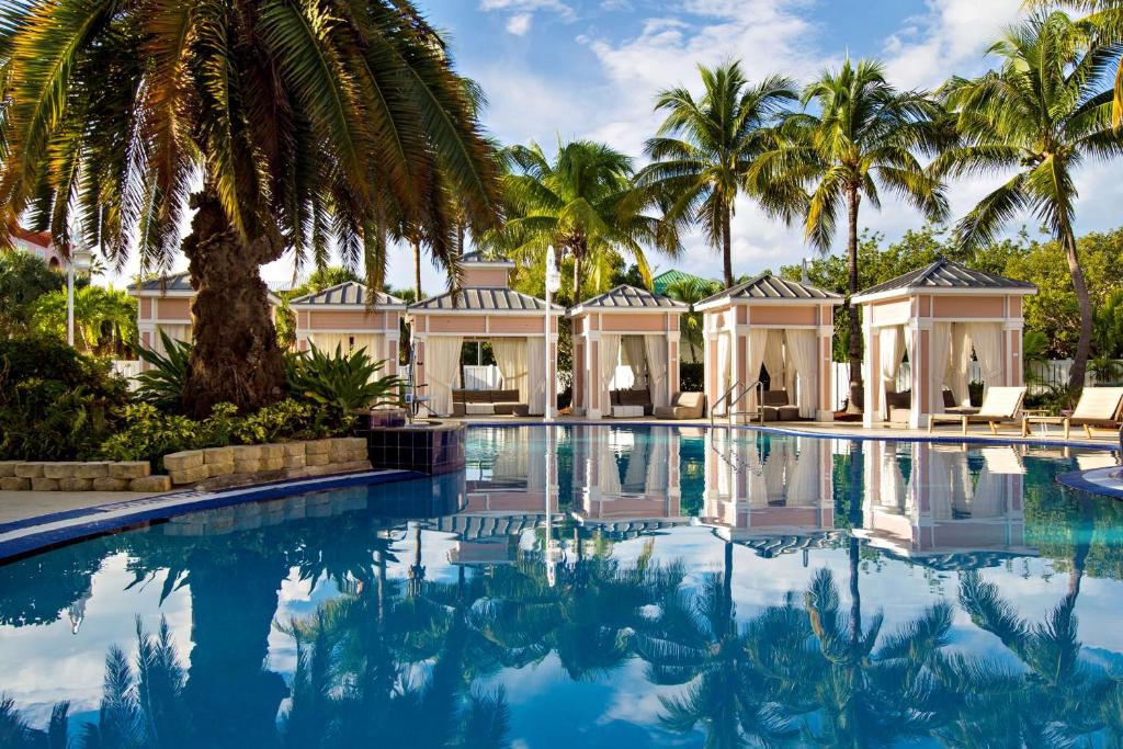 Bazén v ubytování DoubleTree by Hilton Grand Key Resort nebo v jeho okolí