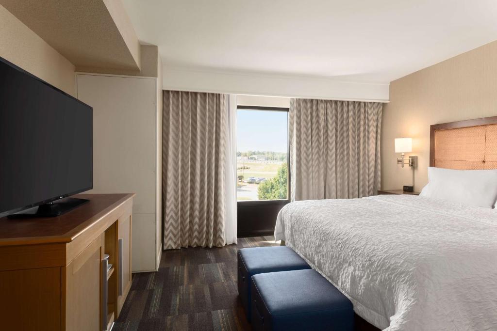 Hampton Inn by Hilton Fort Smith - 一卧室特大号床套房 - 禁烟