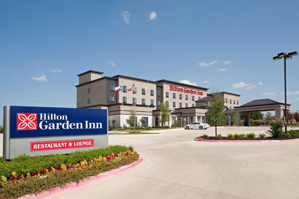 - une séance extérieure d'une auberge avec jardin dans l'établissement Hilton Garden Inn Ft Worth Alliance Airport, à Roanoke