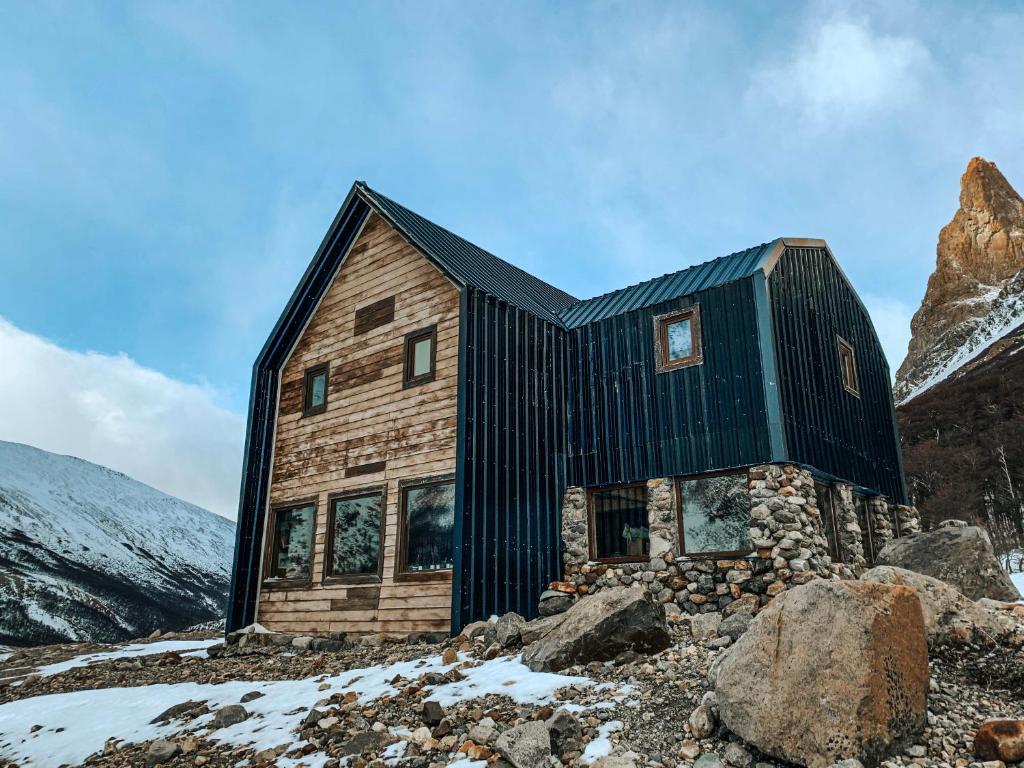 uma casa no topo de uma montanha de neve em Puesto Cagliero - Refugio de montaña em El Chaltén