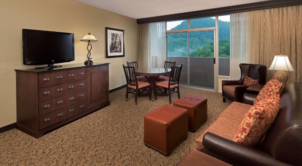 The Park Vista - A DoubleTree by Hilton Hotel - Gatlinburg - King Room With Parlor