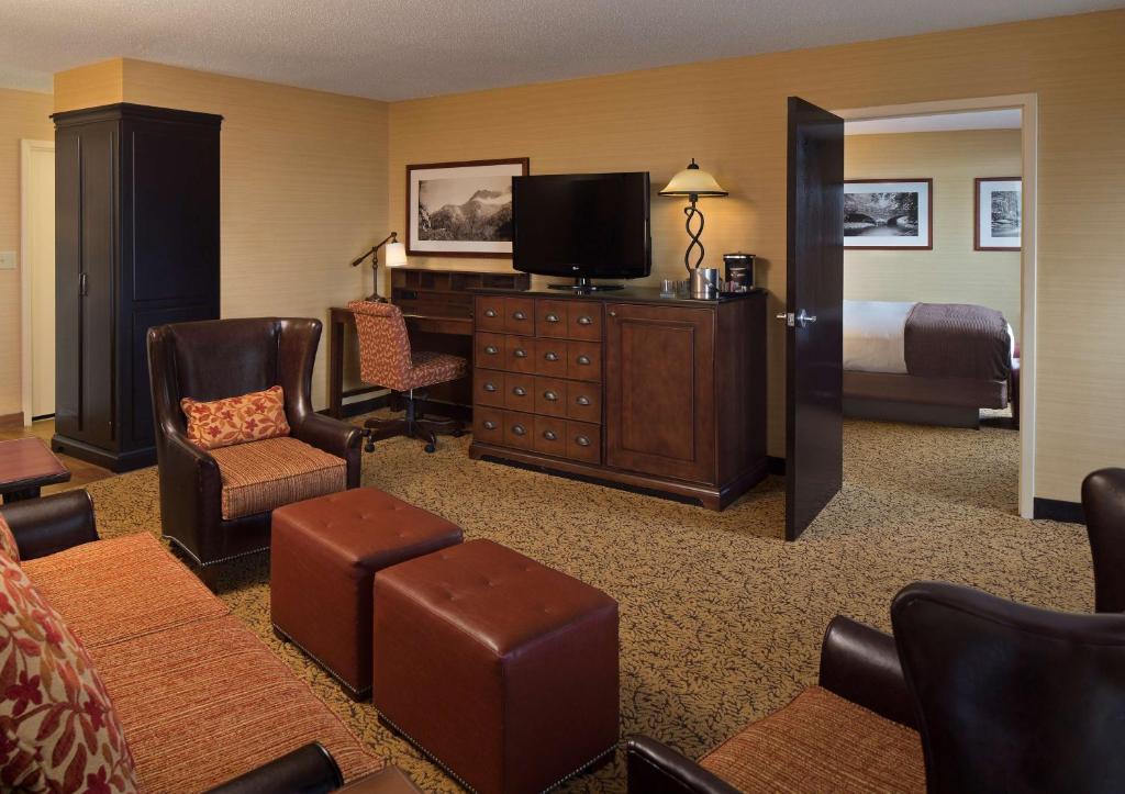 The Park Vista - A DoubleTree by Hilton Hotel - Gatlinburg - King Suite