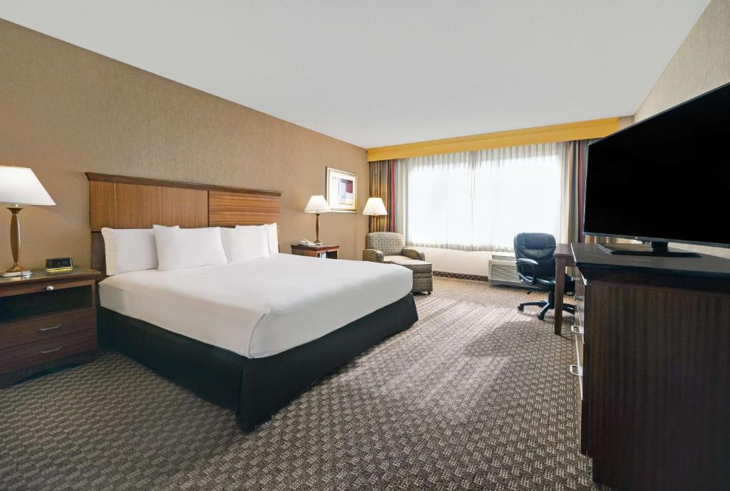 TV a/nebo společenská místnost v ubytování DoubleTree by Hilton Grand Junction
