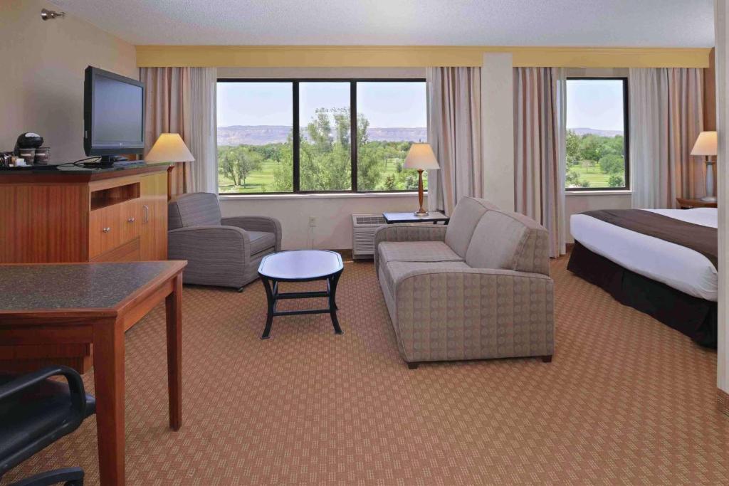 Postel nebo postele na pokoji v ubytování DoubleTree by Hilton Grand Junction