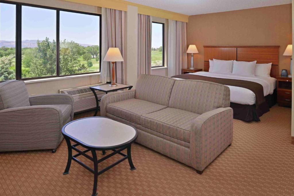 Postel nebo postele na pokoji v ubytování DoubleTree by Hilton Grand Junction