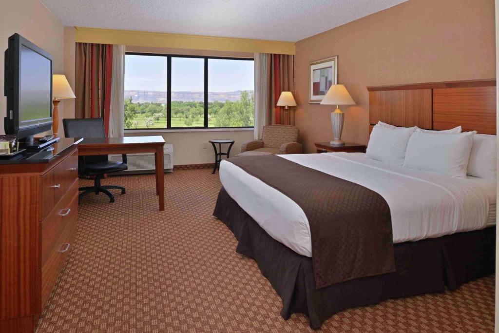 TV a/nebo společenská místnost v ubytování DoubleTree by Hilton Grand Junction