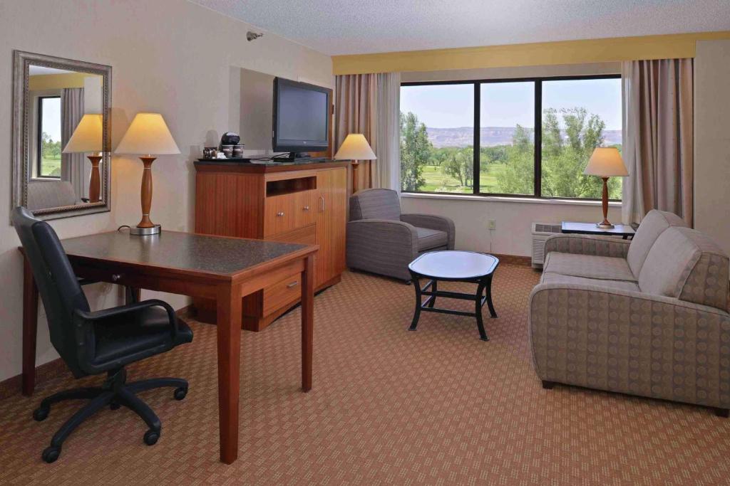 TV a/nebo společenská místnost v ubytování DoubleTree by Hilton Grand Junction
