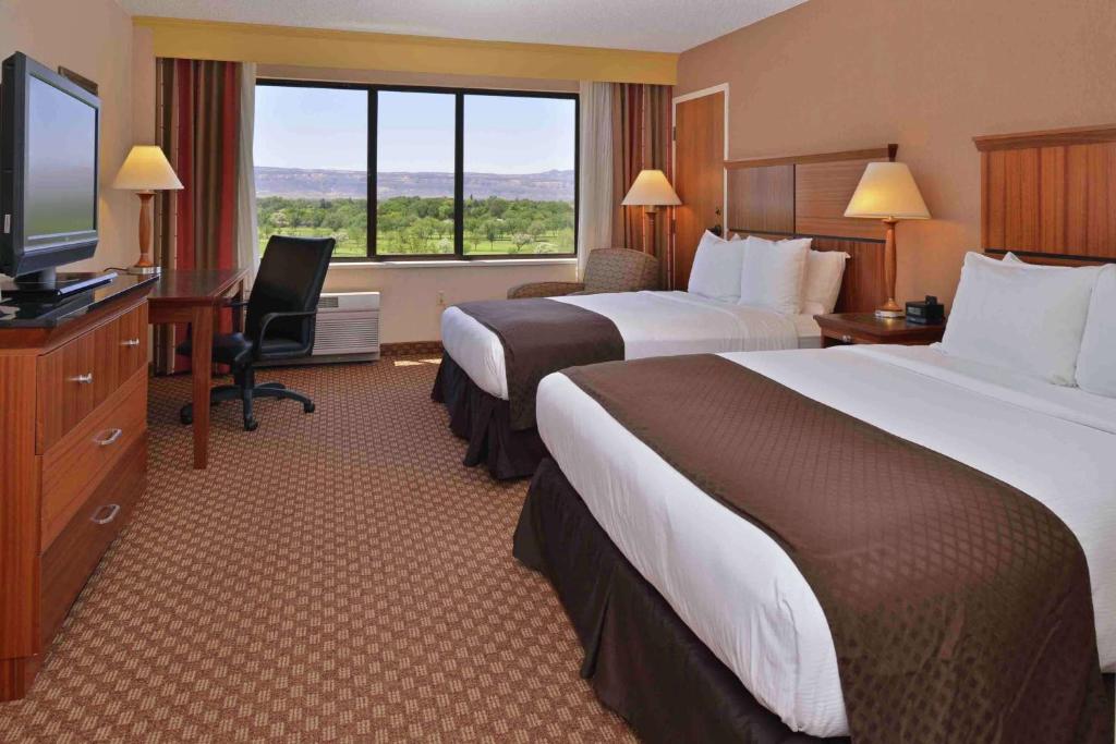 Postel nebo postele na pokoji v ubytování DoubleTree by Hilton Grand Junction