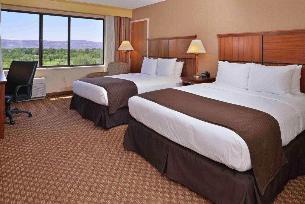 Postel nebo postele na pokoji v ubytování DoubleTree by Hilton Grand Junction
