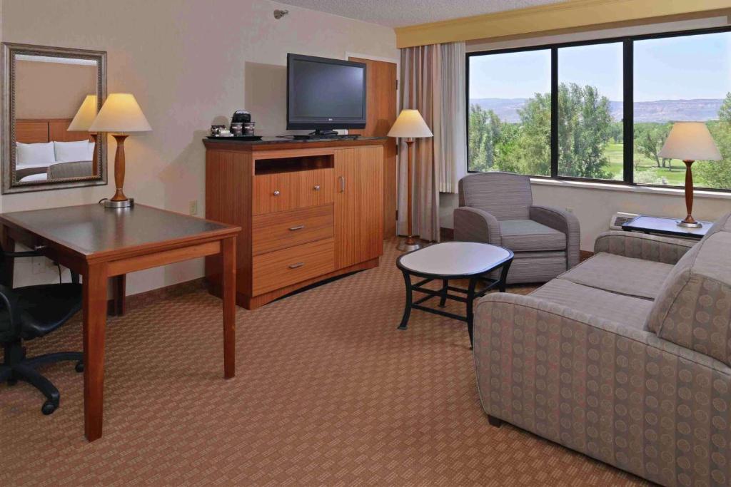 TV a/nebo společenská místnost v ubytování DoubleTree by Hilton Grand Junction