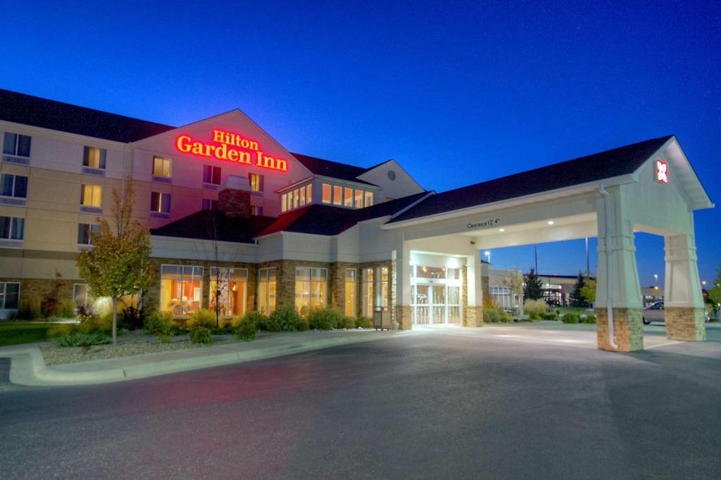 een hoteltuin met een bord erop bij Hilton Garden Inn Great Falls in Great Falls