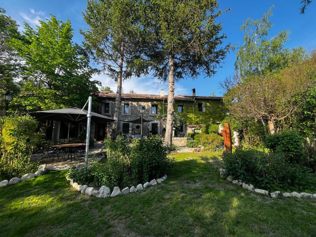 dom z ogrodem przed nim w obiekcie Le Priolat des Anges aux portes des gorges du Verdon w mieście Trigance