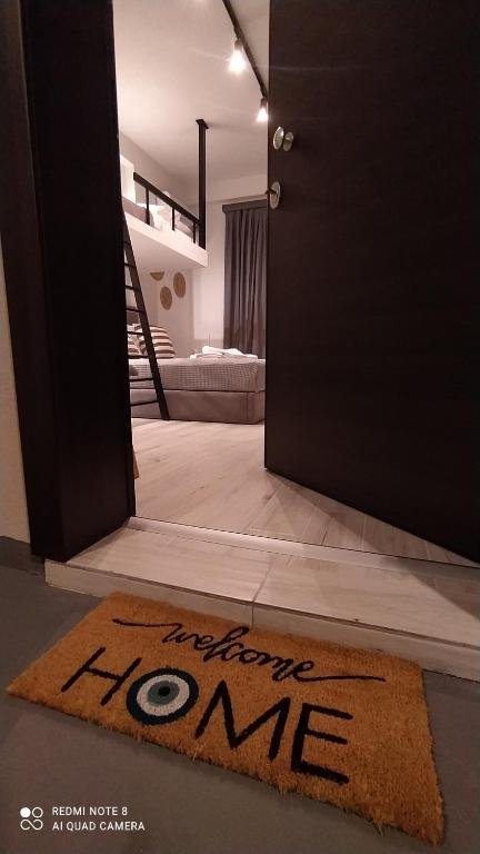 een welkomstdrug op de vloer voor een deur bij Modern and Sunny Studio Kavala in Kavala