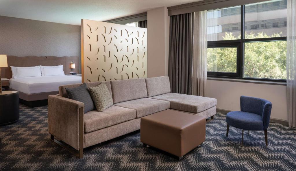 Hilton Houston North - Junior King Suite Met Zithoek