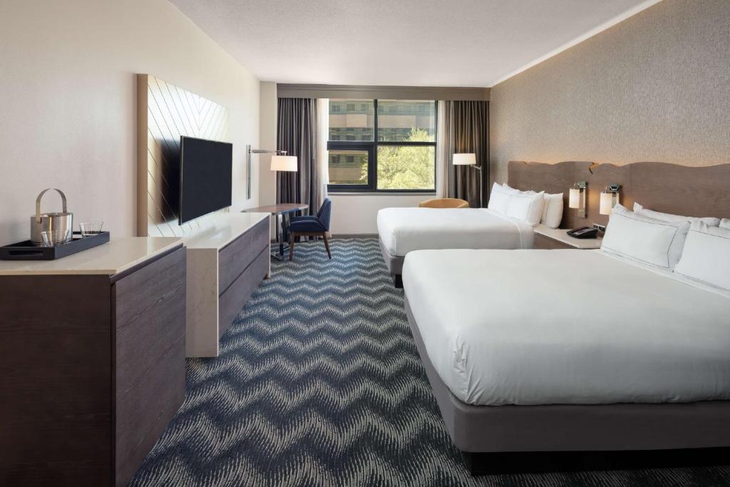 Hilton Houston North - Queen Room Met Twee Queen Bedden En Roll-In Douche - Mobility Access