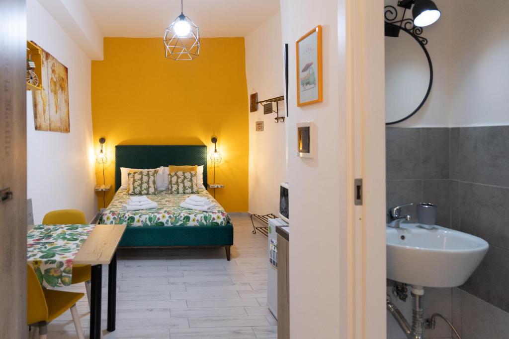 Habitación con baño con cama y lavabo. en Cortile Pace, en Catania